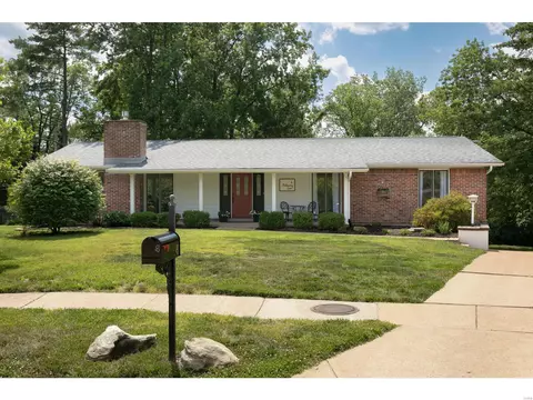 4 Hideaway Ln, Ballwin, MO 63011