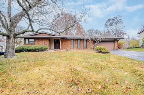 1048 Orchard Lakes Dr, Saint Louis, MO 63146