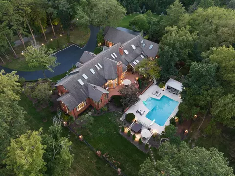 9 Deacon Dr, Huntleigh, MO 63131