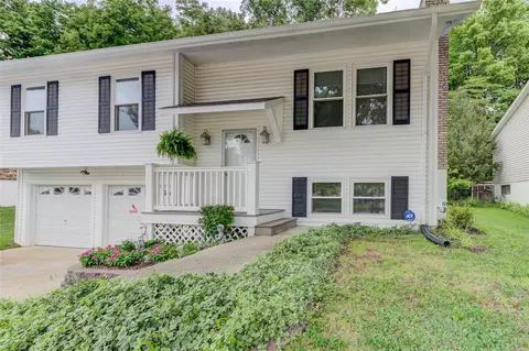 11953 Meadow Run Ct, Maryland Heights, MO 63043
