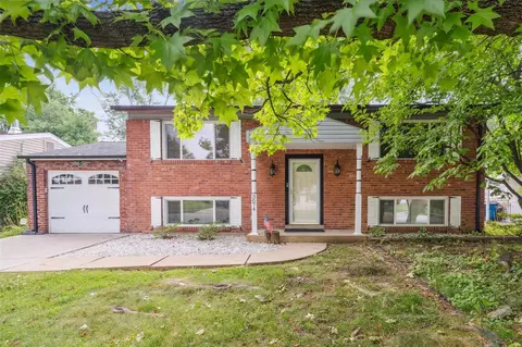 3074 Postport Ln, Maryland Heights, MO 63043