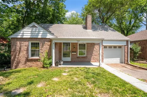 709 E Jackson Rd, Saint Louis, MO 63119