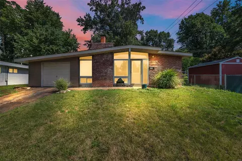 925 Saint Anthony Ln, Florissant, MO 63033
