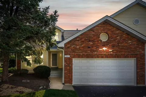 1941 King Arthur Ct, Saint Louis, MO 63146