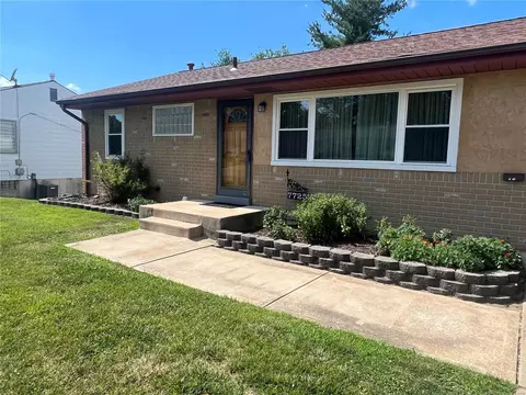 7725 General Sherman Ln, Saint Louis, MO 63123