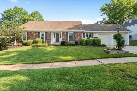 811 Big Bend Woods Dr, Manchester, MO 63021