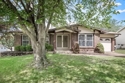 1486 El Camino Dr, Florissant, MO 63031