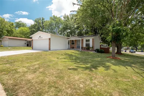 1343 Kew Gardens Dr, Florissant, MO 63031