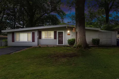 320 Holiday Hill Dr, Florissant, MO 63033