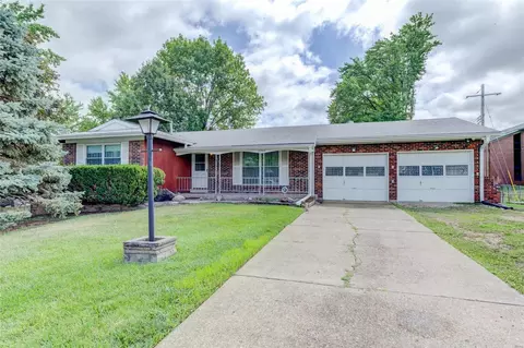 2246 Bennington Pl, Maryland Heights, MO 63043