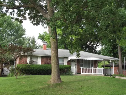 811 Riderwood Dr, Hazelwood, MO 63042