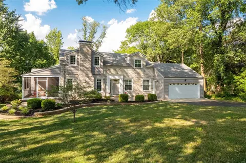 4 Chaminade Dr, Creve Coeur, MO 63141
