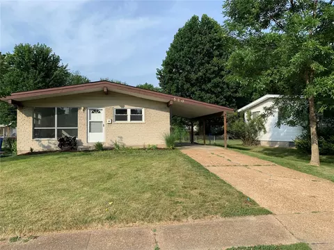 520 Moule Dr, Florissant, MO 63031