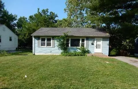 9148 Loganberry Ln, Saint Louis, MO 63121