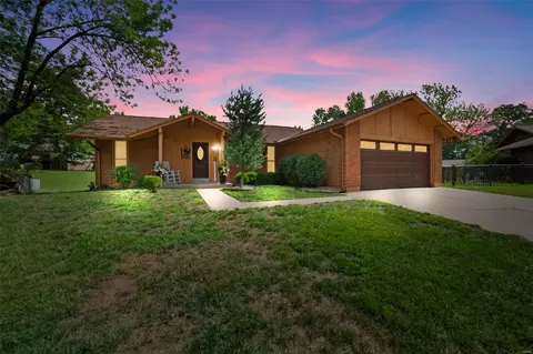 2102 Cherrycove Ct, Maryland Heights, MO 63043