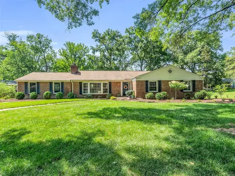 305 Geyer Forest Dr, Kirkwood, MO 63122