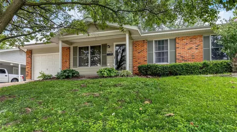 1490 Lindsay Ln, Florissant, MO 63031