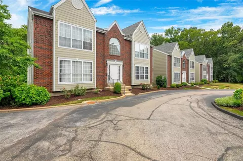 1115 Highland Oaks Ct #B, Ballwin, MO 63021