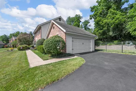 608 Log Hill Ct, Ballwin, MO 63011 photo 3