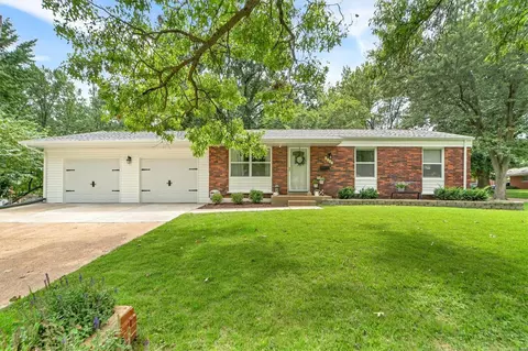 2040 Gerard Park Ln, Hazelwood, MO 63042