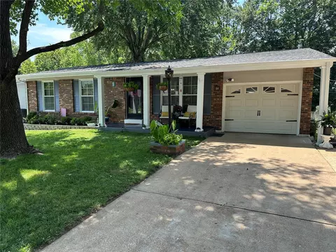 38 Smoke Tree Dr, Fenton, MO 63026