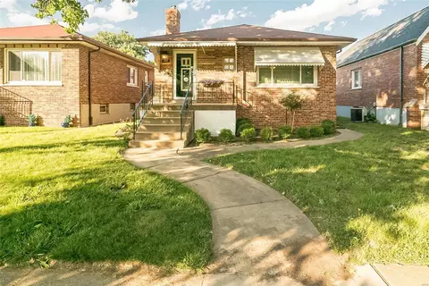 6407 Lindenwood Pl, Saint Louis, MO 63109