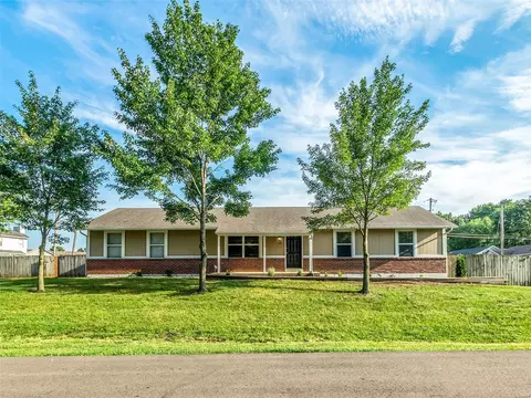 17 E Ofallon Dr, O'fallon, MO 63366