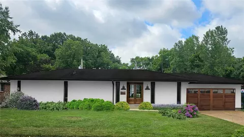 5814 Pebble Oak Dr, Saint Louis, MO 63128