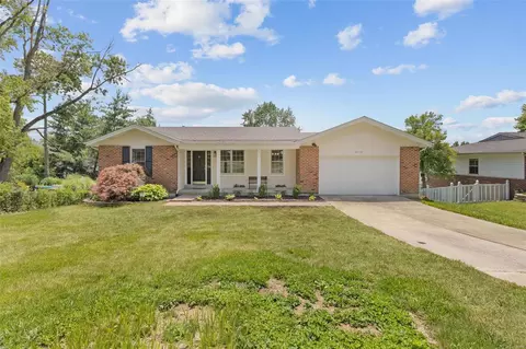 12112 Greenwalk Dr, Saint Louis, MO 63146