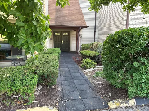 1251 Guelbreth Ln #208, Saint Louis, MO 63146