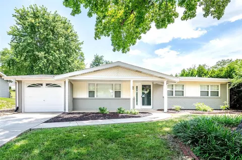 810 Parkfield Ter, Manchester, MO 63021