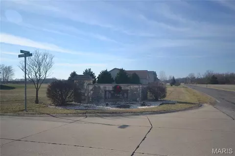 4132 Summer Oak Dr, Smithton, IL 62285