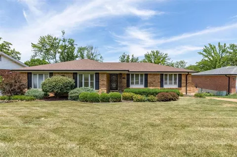 9015 Sun Country Trl, Crestwood, MO 63126