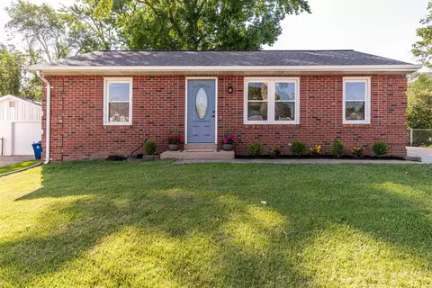 10254 Pickwick Dr, Saint Louis, MO 63123