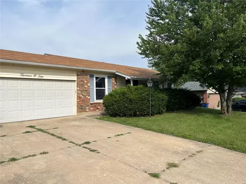 1304 Woodpath Dr, Florissant, MO 63031