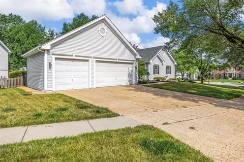415 Winding Oaks Ct, Ballwin, MO 63021 photo 3