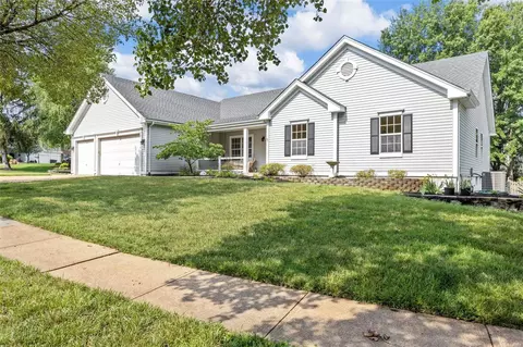 415 Winding Oaks Ct, Ballwin, MO 63021 photo 2