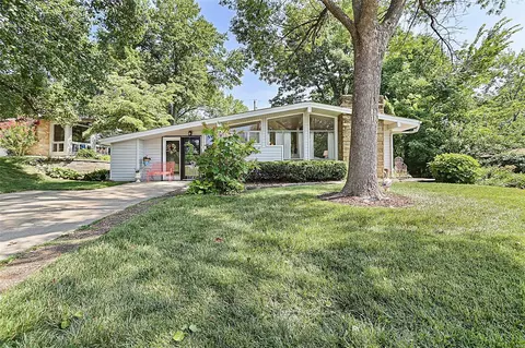 1318 Liggett Dr, Saint Louis, MO 63126