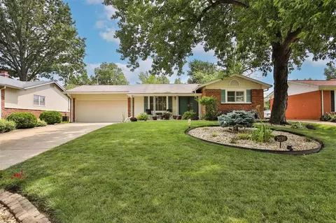 2130 Somerset Dr, Florissant, MO 63033