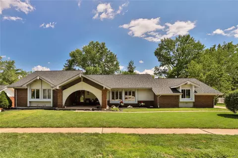 444 Briarwyck Dr, Ballwin, MO 63011