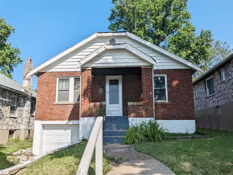 3003 Capehart Dr, Velda Village Hills, MO 63121