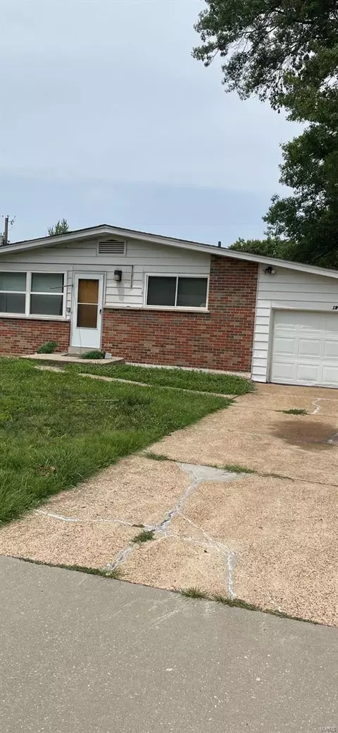 1217 Senate Dr, Saint Louis, MO 63138