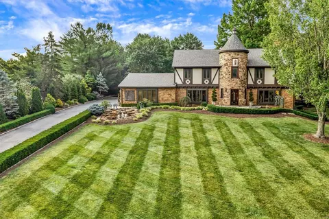22 Sackston Woods Ln, Saint Louis, MO 63141
