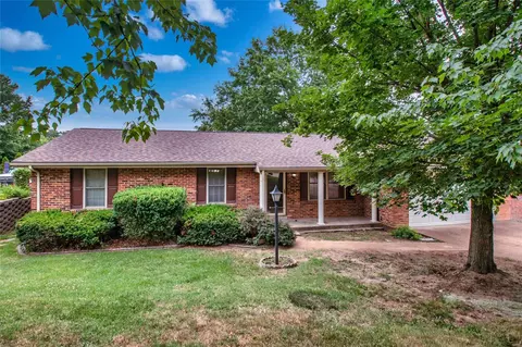 55 Sennawood Dr, Fenton, MO 63026