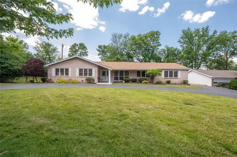 959 Orchard Lakes Dr, Saint Louis, MO 63146