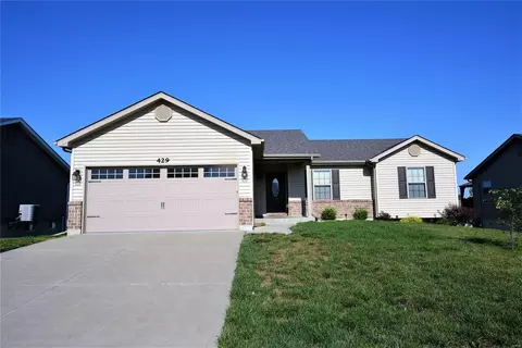 429 Honeysuckle Creek Dr, Wentzville, MO 63385