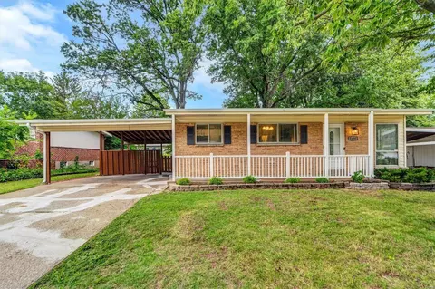 1120 Apache Dr, Florissant, MO 63033