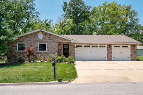 311 Eugenia St, Creve Coeur, MO 63141