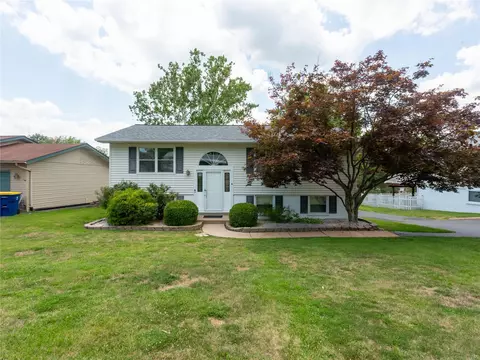 518 Golden Valley Dr, Saint Louis, MO 63129