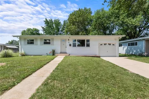 520 Versailles Dr, Florissant, MO 63031